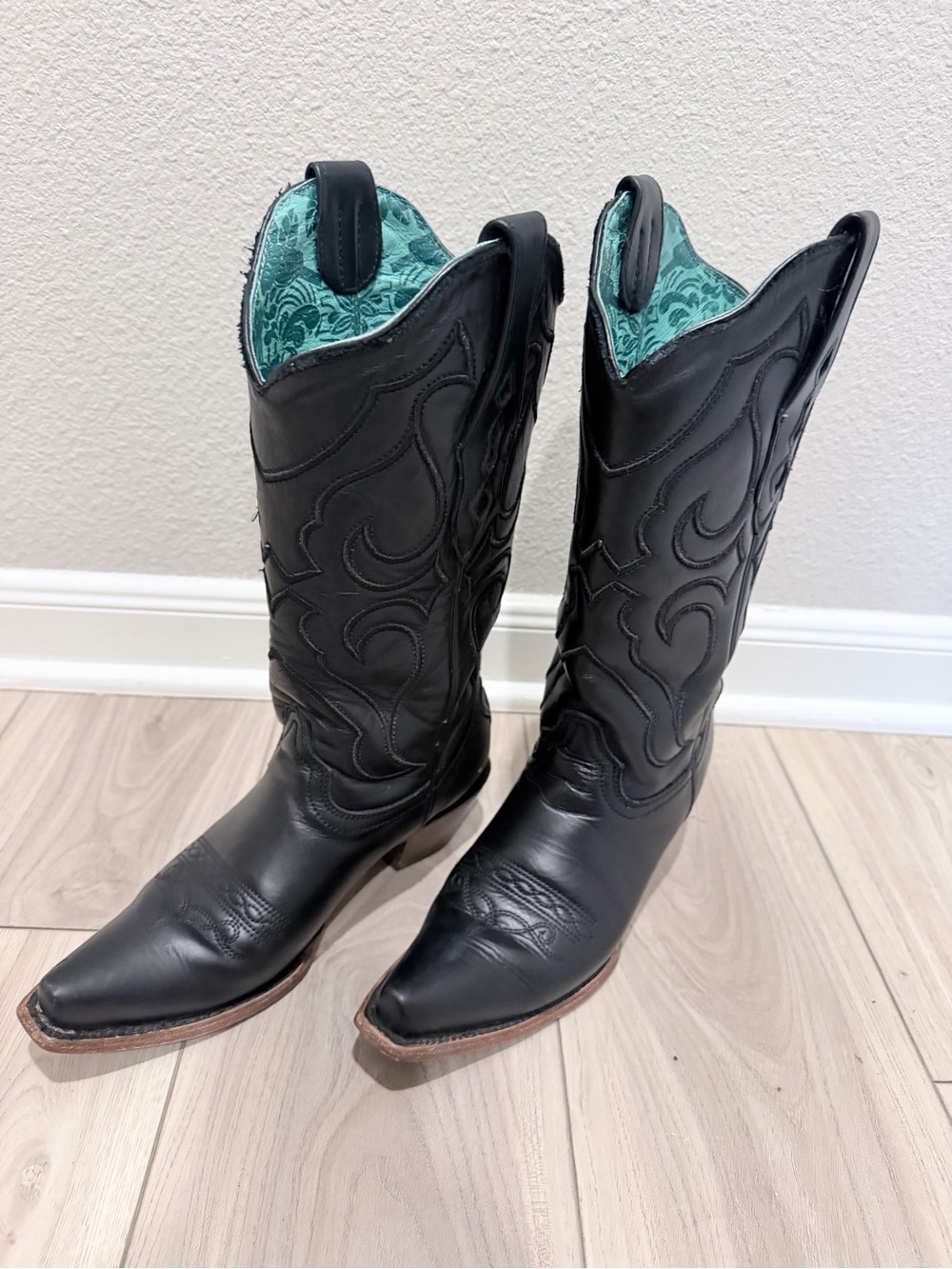 Corral  handcrafted western boots snip toe tall boots with embroidery design - Picture 2 of 7